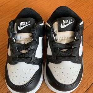 Nike boys 5C Black and White Sneakers